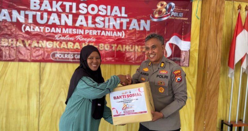 Kasubbagdalpers Bag SDM Polres Gresik AKP Dawud serahkan Alsintan ke petani Panceng