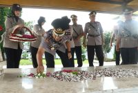 Kapolres Pelabuhan Tanjung Perak Surabaya AKBP Wahyu Hidayat ziarah di TMP WR Supratman