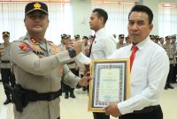Kapolres Gresik AKBP Ramadhan Nasution beri penghargaan anggota berprestasi