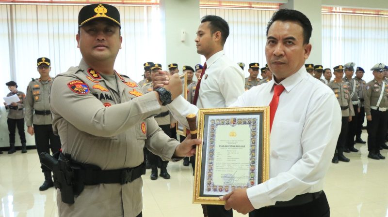 Kapolres Gresik AKBP Ramadhan Nasution beri penghargaan anggota berprestasi