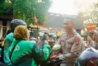 Kapolres Ponorogo AKBP Andin Wisnu Sudibyo salurkan paket Bansos