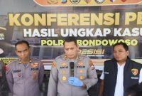 Kapolres Bondowoso AKBP Dr Aryo Dwi Wibowo berikan keterangan