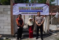 Kapolres Bojonegoro AKBP Afrian Satya Permadi tinjau bedah rumah di Balen