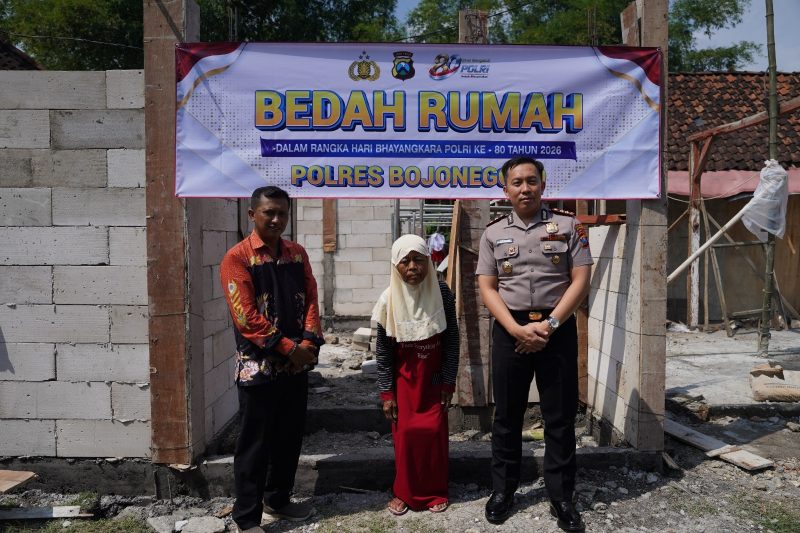 Kapolres Bojonegoro AKBP Afrian Satya Permadi tinjau bedah rumah di Balen
