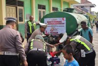 Satlantas Polres Gresik salurkan air bersih