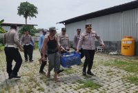 Polsek Kenjeran panen raya terong bersama PPL Pertanian Kota Surabaya