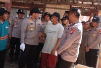 Kapolres Lamongan AKBP Arif Fazlurrahman saat tinjau bedah rumah warga