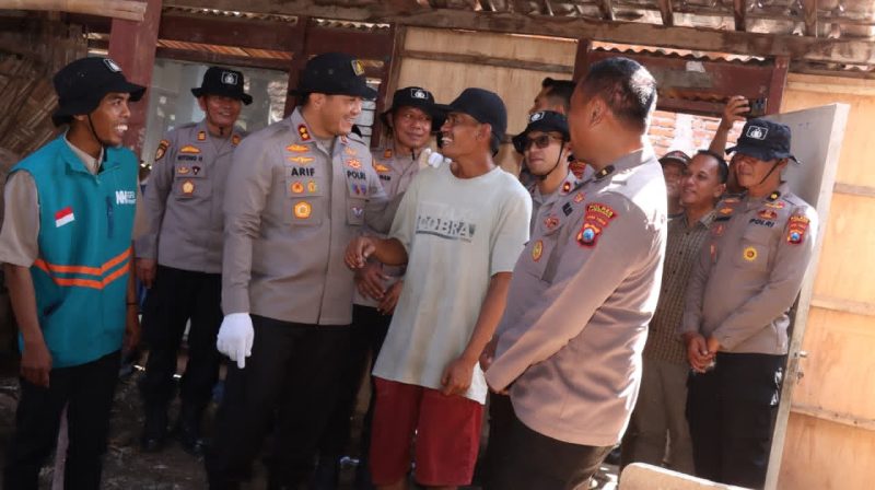 Kapolres Lamongan AKBP Arif Fazlurrahman saat tinjau bedah rumah warga
