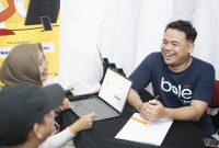 Petugas Kanwil DJP Jawa Timur I memberikan layanan perpajakan kepada pengunjung