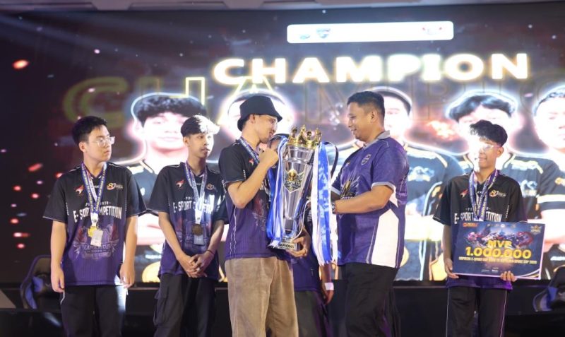 Direktur Reserse Siber Polda Jatim Kombes Pol Bimo Ariyanto serahkan hadiah ke pemenang