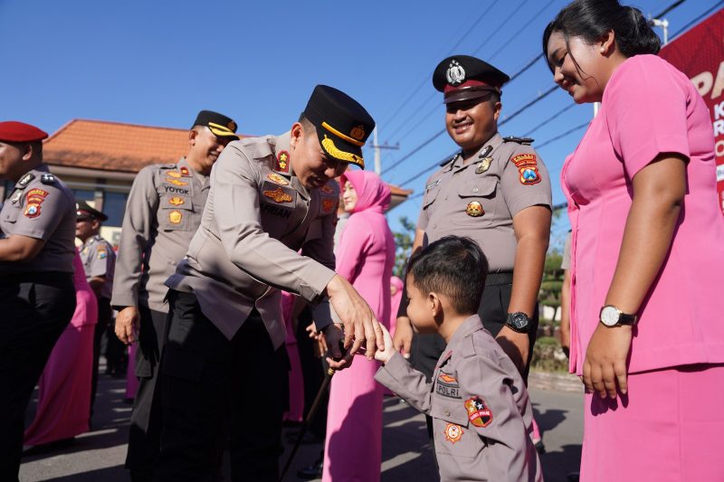 Kapolres Bojonegoro AKBP Afrian Satya Permadi berikan selamat