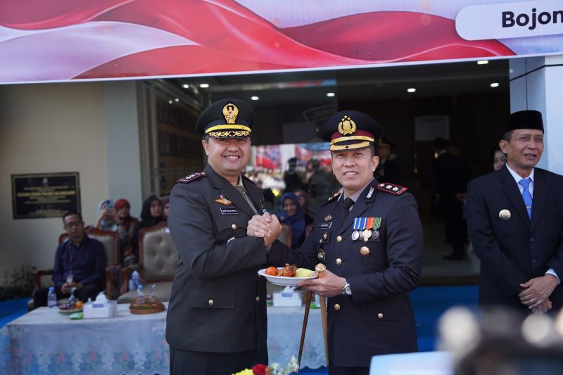 Kapolres Bojonegoro AKBP Afrian Satya Permadi saat upacara hari Bhayangkara ke-80