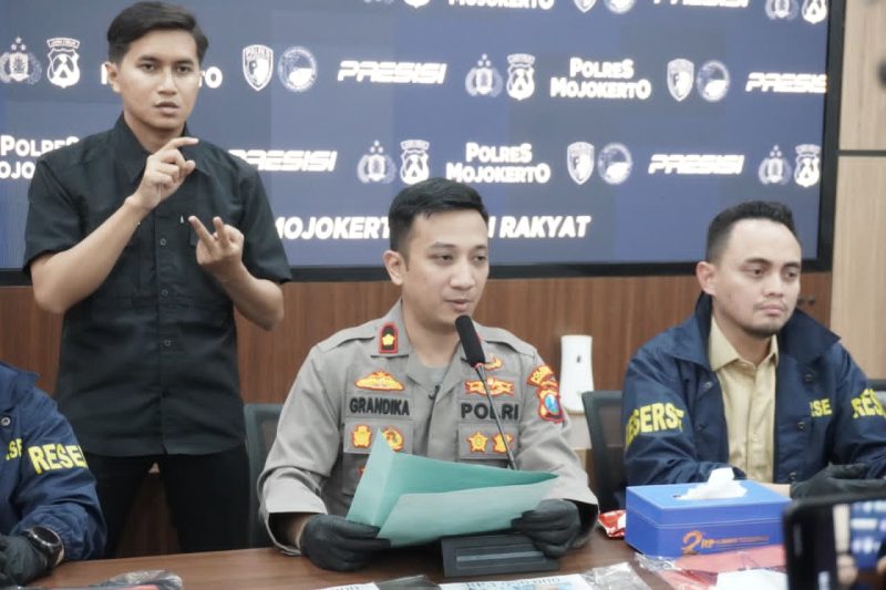 Wakapolres Mojokerto Kompol Grandika Indera Waspada didampingi Kasatreskrim Polres Mojokerto AKP Aldhino Prima Wirdhan