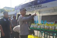 Kapolrestabes Surabaya Kombespol Luthfie Sulistiawan saat bagikan paket sembako
