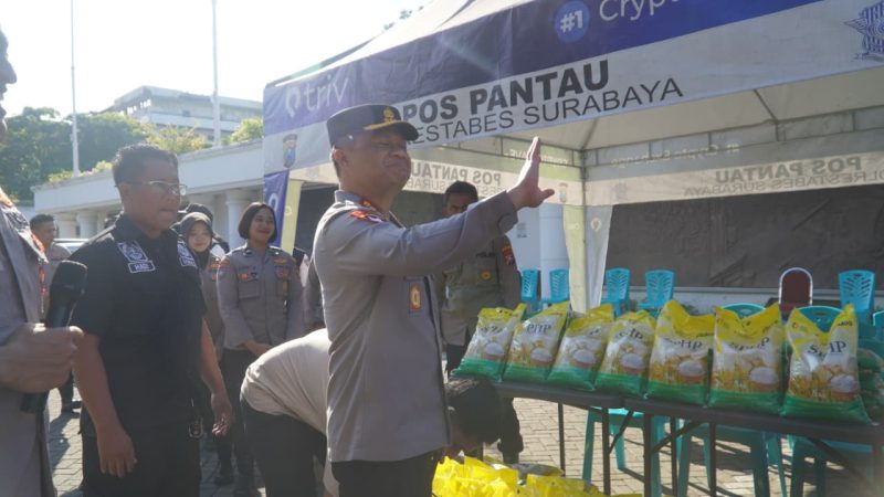 Kapolrestabes Surabaya Kombespol Luthfie Sulistiawan saat bagikan paket sembako