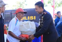 Kapolres Ngawi AKBP Prayoga Angga Widyatama salurkan paket sembako untuk masyarakat