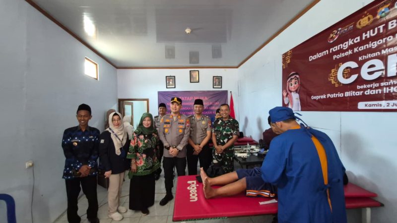 Kapolres Blitar AKBP Rivanda saat acara Khitanan Massal Gratis