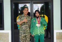Peltu Faruk Syahrondi bersama putrinya Ajeng Ayu Syarifah