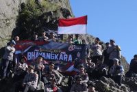 Polres Blitar dan komunitas pecinta alam daki di Gunung Kelud
