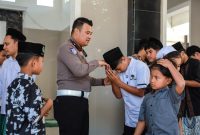 Kasatlantas Polres Jember AKP Ade Andini berbagi di yayasan yatim piatu