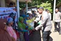 Kapolres Bondowoso AKBP Dr Aryo Dwi Wibowo bagi beras SPHP