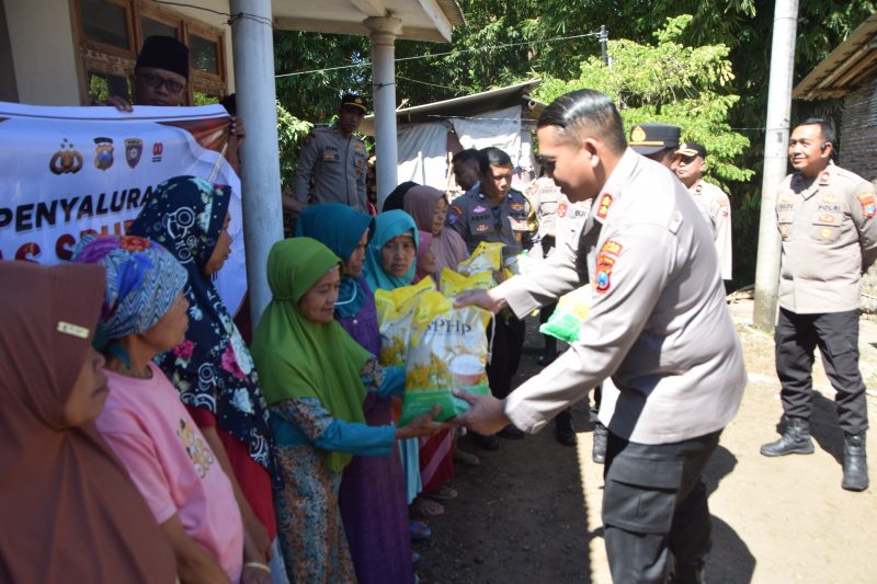 Kapolres Bondowoso AKBP Dr Aryo Dwi Wibowo bagi beras SPHP