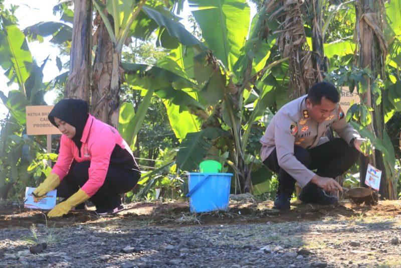 Kapolres Probolinggo AKBP Muhammad Wahyudin Latif saat tanam pohon