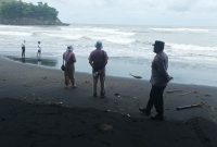 Polres Blitar patroli dialogis di pantai Serang
