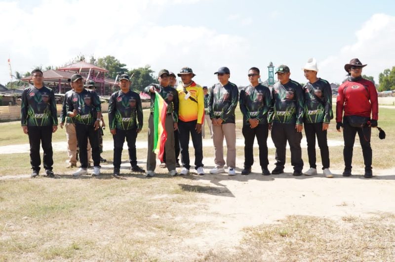 Danrem 084/Bhaskara Jaya Brigjen TNI Kohir saat lomba Karapan Sapi