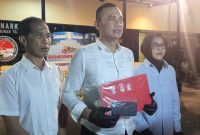 Kasatresnarkoba Polres Pelabuhan Tanjung Perak Surabaya AKP Adik Agus Putrawan berikan keterangan