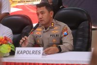 Kapolres Probolinggo AKBP Muhammad Wahyudin Latif berikan keterangan