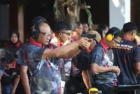 Kapolda Jatim Irjen Pol Drs Nanang Avianto ikuti lomba menembak