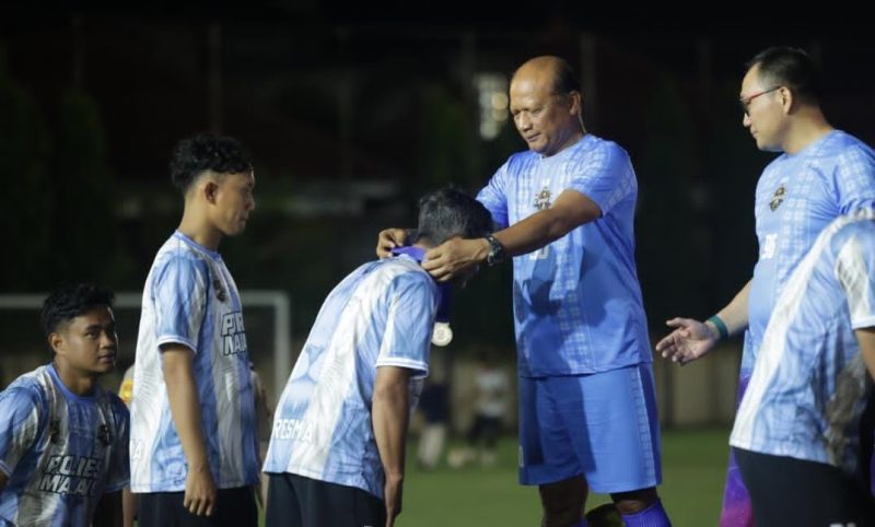 Kapolda Jatim Irjen Pol Nanang Avianto berikan medali