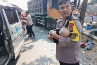 Bhabinkamtibmas Polsek Bagor Nganjuk Aipda Sutrisno selamatkan bayi