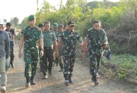 Danrem 084/Bhaskara Jaya Brigjen TNI Kohir tinjau YTP 541/Ksatria Joko Samudro didampingi Dandim 0817 Gresik Letkol Inf. Fadly Subur Karamaha dan Danyon YTP 541/Ksatria Joko Samudro Mayor Inf. Fatkur Greha