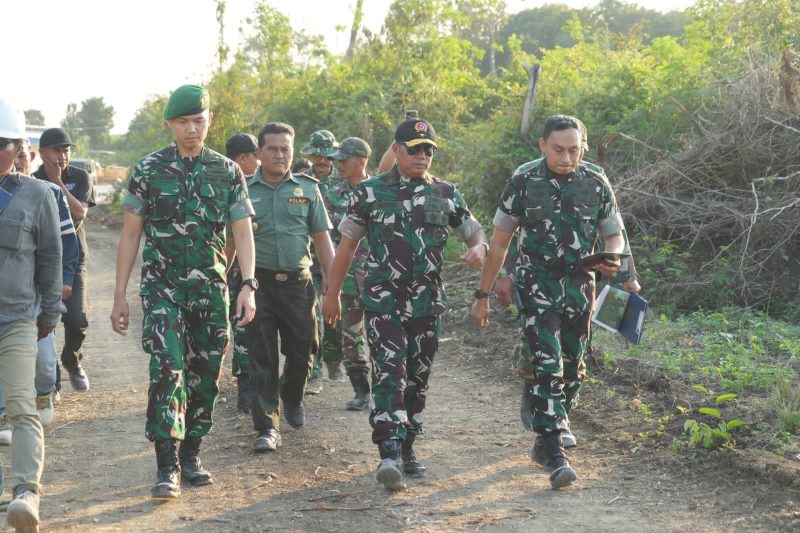 Danrem 084/Bhaskara Jaya Brigjen TNI Kohir tinjau YTP 541/Ksatria Joko Samudro didampingi Dandim 0817 Gresik Letkol Inf. Fadly Subur Karamaha dan Danyon YTP 541/Ksatria Joko Samudro Mayor Inf. Fatkur Greha