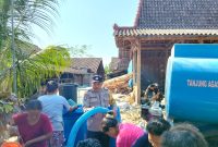 Polsek Ngambon salurkan 16 ribu liter air bersih ke warga