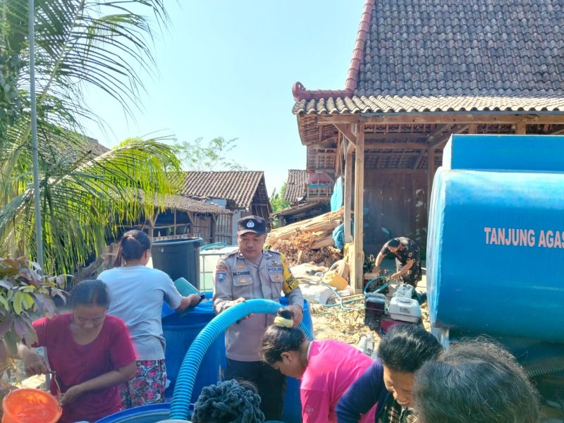 Polsek Ngambon salurkan 16 ribu liter air bersih ke warga