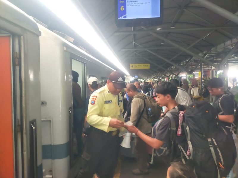 KAI Daop 8 Surabaya layani pelanggan di hari libur terakhir