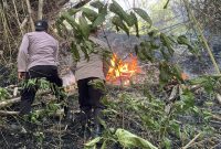 Personil Polsek Pogalan bantu padamkan Karhutla di Gunung Orak Arik