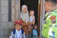 Siswa SD diantar pulang Satlantas Polres Gresik