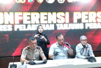 Kasatresnarkoba Polres Pelabuhan Tanjung Perak Surabaya AKP Adik Agus Putrawan didampingi kasi humas Iptu Suroto