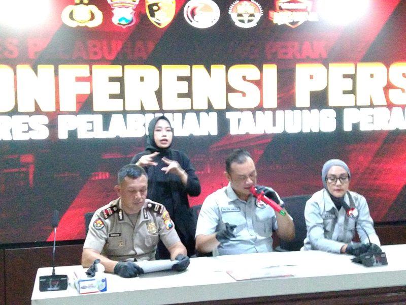 Kasatresnarkoba Polres Pelabuhan Tanjung Perak Surabaya AKP Adik Agus Putrawan didampingi kasi humas Iptu Suroto