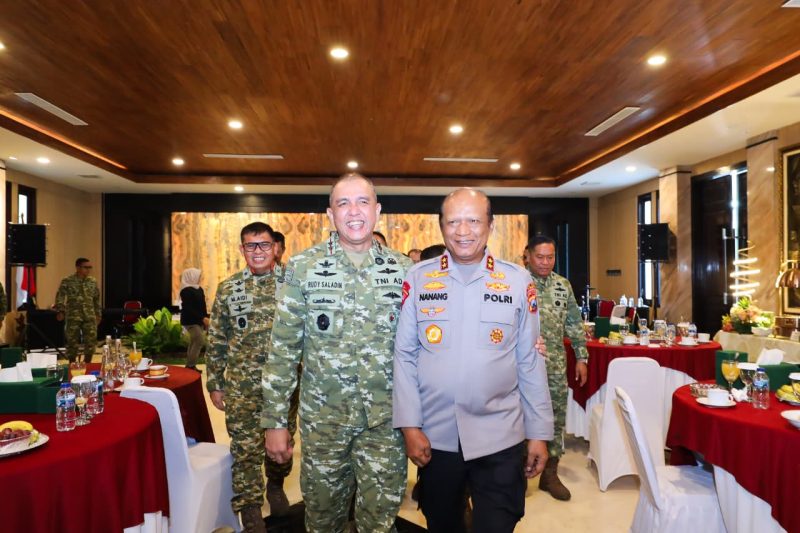 Kapolda Jatim Irjen Pol Drs Nanang Avianto bersama Pangdam V/Brawijaya Mayjen TNI Rudy Saladin
