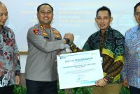 Kapolres Gresik AKBP Ramadhan Nasution terima penghargaan dari PLN UID Jatim