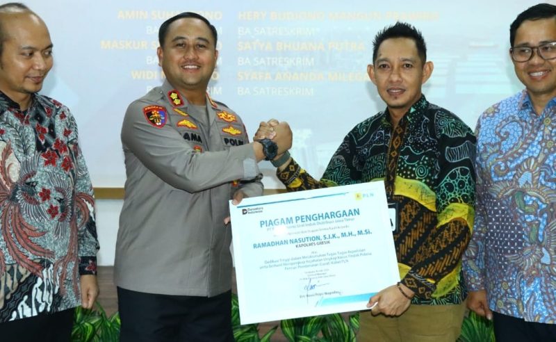 Kapolres Gresik AKBP Ramadhan Nasution terima penghargaan dari PLN UID Jatim