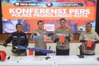 Kapolres Probolinggo Kota AKBP Rico Yumasri tunjukkan barang bukti