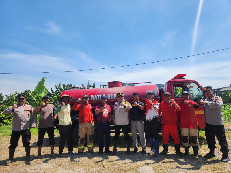 Polres Pelabuhan Tanjung Perak bersama Damkar siram lahan jagung