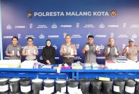 Kapolresta Malang Kota Kombespol Putu Kholis Aryana tunjukkan barang bukti