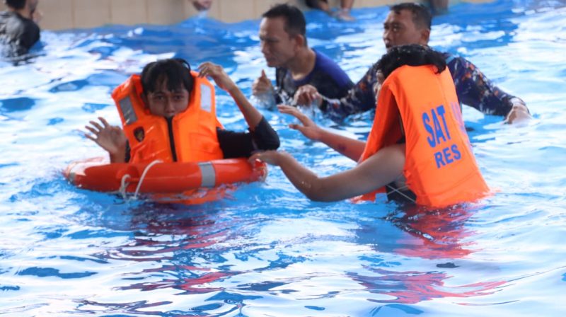 Satpolairud Polres Lamongan beri pembekalan ke santri Ponpes Al Manar Sedayulawas